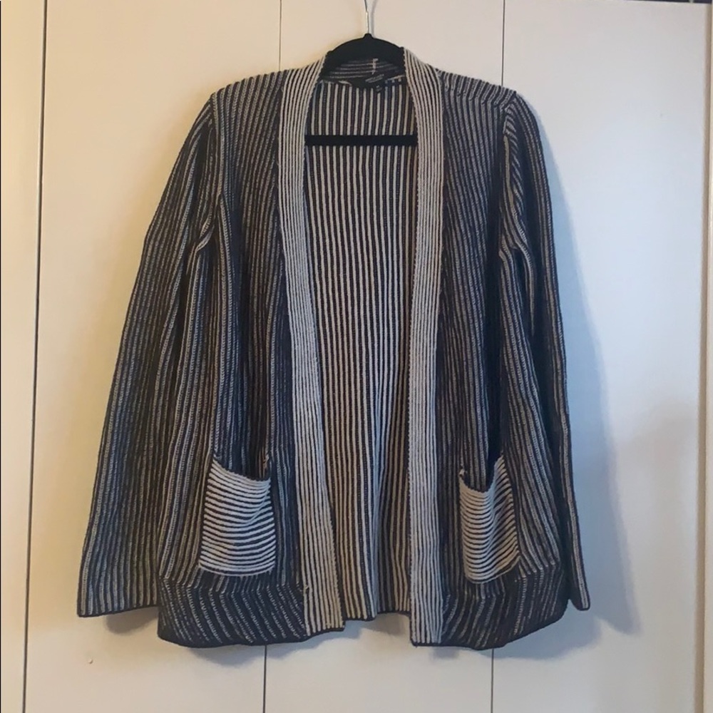 Contrasting knit stripe flyaway